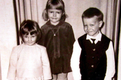 Jarmo,Pihkala, hänens  sisko ja ensimmäinen tyttöystävä